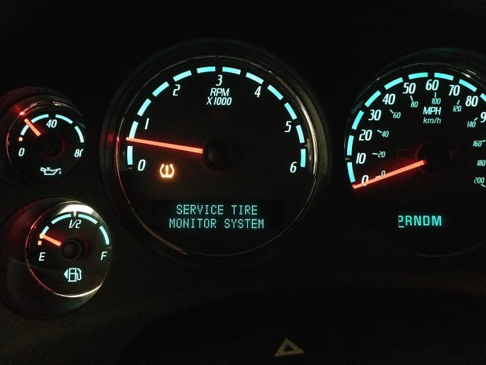 Cách reset cảm biến áp suất lốp TPMS: hướng dẫn cho từng hãng xe