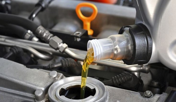 Thay dầu ô tô: Khi nào và nên dùng loại dầu nào?