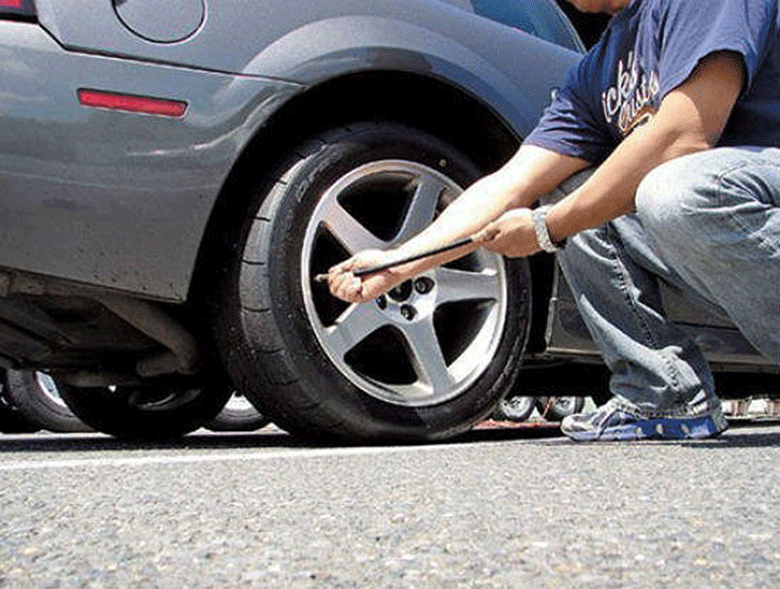 Dấu hiệu nhận biết và cách kiểm tra lốp xe ô tô có bị xì hơi hay không | anycar.vn