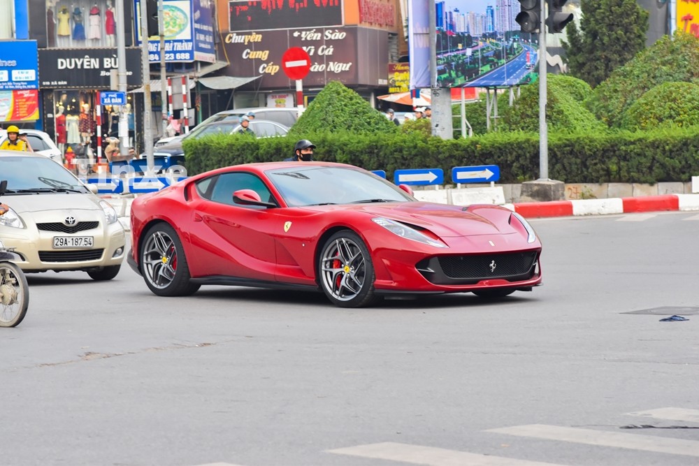 Giá xe Ferrari 2024 mới nhất tại Việt Nam hiện nay