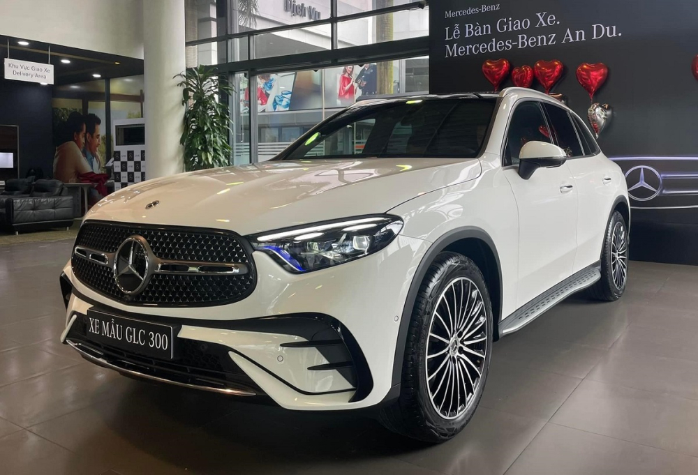 Bảng giá xe Mercedes-Benz và ưu đãi cập nhật mới nhất 2024