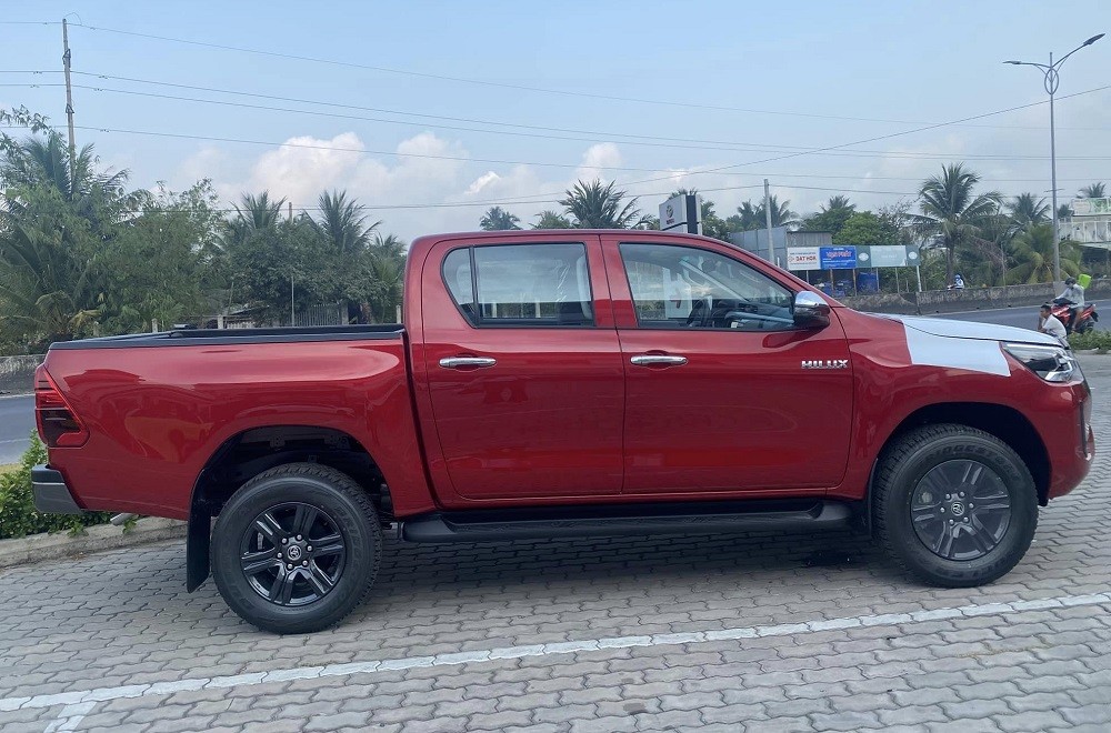 Giá xe Toyota Hilux 2024 và ưu đãi mới nhất hiện nay - Tinxe