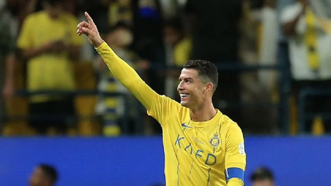 Cristiano Ronaldo kiếm một tuần bằng cựu thủ môn Arsenal 'cày' cả năm