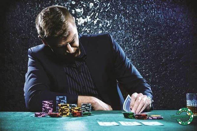 Nghiêng trong Poker là gì? Một số dấu hiệu nhận biết Nghiêng